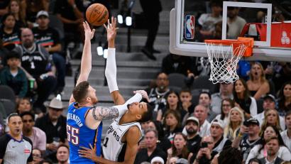 Bild: Darren Abate/AP/dpa
Isaiah Hartenstein (links) legte für Oklahoma in Spiel fünf gegen die San Antonio Spurs um Starspieler Victor Wembanyama 15 Rebounds auf.