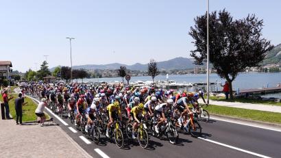 Bild: Fabio Ferrari/LaPresse via ZUMA Press/dpa
Die Profis auf der 17. Etappe des 109. Giro d'Italia.