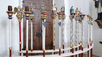 Bild: Dorothee Schulze Zumhülsen
Die Vilsecker Zunftstangen gehören zu den besonderen Schmuckstücken des Bistums Regensburg. Sie sind in der Stadtpfarrkirche St. Ägidius bis Oktober zu sehen.