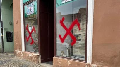 Bild: Mesto Cheb/ Stadt Eger
Nazi-Schmierereien auf einem Büro der Egerländer in Cheb.