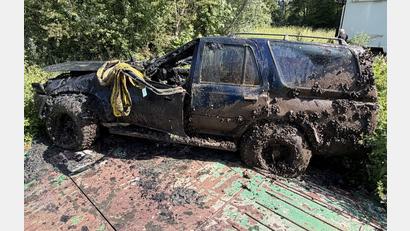 Bild: Polizei Oberfranken/dpa
Das Auto war 2006 als gestohlen gemeldet worden und nach gut zwei Jahrzehnten von Helfern des Technischen Hilfswerks bei einer Sonarübung gefunden worden. (Handout: Polizeipräsidium Oberfranken)