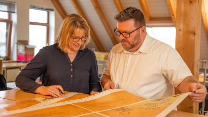 Bild: Sebastian Scherm/Kompane
Martina Mairshofer im Austausch mit skala-Betriebsleiter Michael Basting.