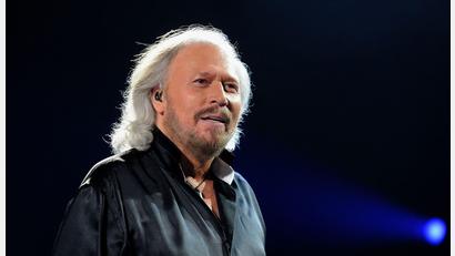 Bild: Joe Giddens/Press Association Images/dpa
Klassiker wie „Stayin' Alive“ oder „Night Fever“ wären ohne den Falsettgesang von Barry Gibb undenkbar. (Archivbild)