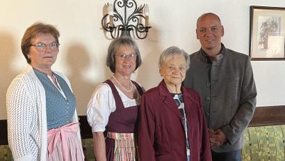 Bild: Angelika Bamler
Theres Hausmann feiert ihren 90. Geburtstag. Sie freut sich über den Besuch von Bürgermeister Florian Adam sowie von Magdalena Schmidbauer (links) und Gerlinde Ott vom Gartenbauverein.