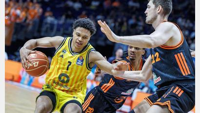 Bild: Andreas Gora/dpa
Youngster Jack Kayil (l) war bester Alba-Schütze.