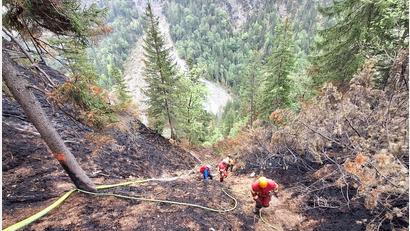 Bild: Daniel Pausch
Die Einsatzkräfte der Bergwacht fanden schwieriges Gelände am Berg vor. Die Schlauchleitungen sowie die Ausrüstung wurden per Hubschrauber eingeflogen.