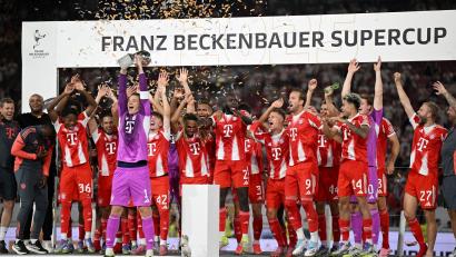 Bild: Bernd Weißbrod/dpa
So wollen die Bayern auch im Sommer den Supercup bejubeln. (Archivbild)