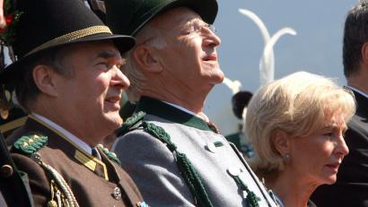 Archivbild: Frank Mächler/dpa
Die Gebirgsschützen gehören zu Bayern wie die weißen und blauen Rauten sowie die Bayernhymne. Das Archivbild zeigt den ehemaligen Ministerpräsident Edmund Stoiber (Mitte) und Ehefrau Karin beim Singen der Hymne, die künftig bei Schulabschlussfeiern im Freistaat neben einer weiteren Hymne gespielt werden muss.