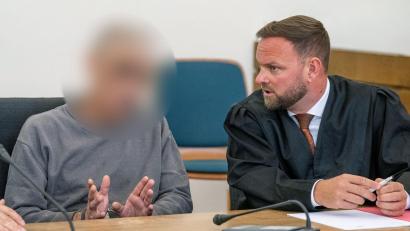 Bild: Armin Weigel/dpa
Weil er mit seinem Auto unter anderem auf seine Ex-Partnerin zugefahren ist, ist der Mann zu acht Jahren Gefängnis verurteilt worden. Das Urteil ist nicht rechtskräftig.