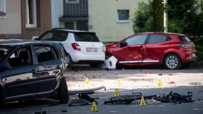 Bild: Fabian Strauch/dpa
Ein Fahrrad und ein verlorener Schuh liegen auf der Fahrbahn - zwei Kinder sterben bei einem tragischen Unfall.