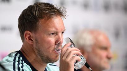 Bild: Federico Gambarini/dpa
Glas halbvoll oder halbleer? Für Bundestrainer Julian Nagelsmann geht es jetzt in die heiße Phase.
