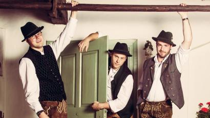 Bild: FotoArt Andrea Bauer
Das Trio Schleudergang tritt beim Jubiläum der Blaskapelle St. Ägidius auf.