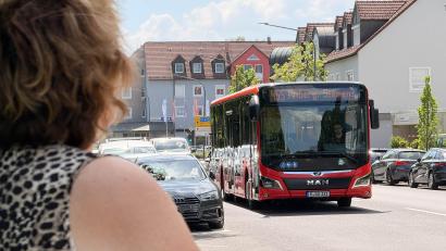 Bild: Gabi Schönberger
Ab September gewinnt die Busverbindung zwischen Amberg und Weiden durch einen einstündigen Taktverkehr an Wochentagen bis in den späten Abend hinein an Attraktivität. Aus der heutigen Nummer 455 wird dann die Linie 490 E.