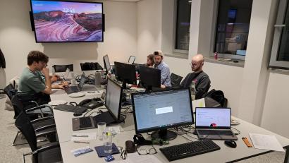 Bild: Thomas Schaller
Blick in die Wahlzentrale von Oberpfalz-Medien am Wahlabend 8. März 2026. Das KI-Team der Redaktion wurde bei der Ergebnisauswertung durch Künstliche Intelligenz unterstützt von zwei Mitarbeitern des Systemdienstleisters HUP GmbH aus Leipzig.