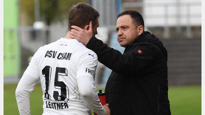 Bild: Gerhard Büttner
Faruk Maloku, Trainer des ASV Cham, muss seine Spieler auf die SpVgg Greuther Fürth II als Gegner in der Regionalliga-Relegation einstellen.
