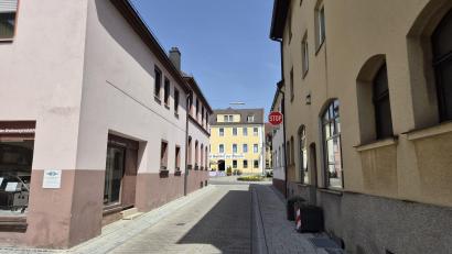 Bild: sne
In der Unteren Torstraße in Grafenwöhr kann es schon mal eng werden. Darum beantragen die Freien Wähler nun eine Geschwindigkeitsbeschränkung in der ganzen Altstadt.