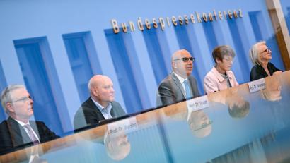 Bild: Britta Pedersen/dpa
Die Wirtschaftsweisen haben keine guten Nachrichten.