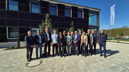 Bild: Anita Alt/Stadt Maxhütte-Haidhof
Stadtwerke-Vorstand Ludwig Haslbeck (Sechster von rechts) und Bürgermeister Rudolf Seidl (Dritter von links) freuten sich im Kreis der Ehrengäste über die Einweihung des neuen Gebäudes.
