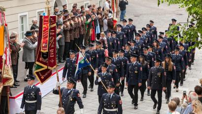 Archivbild: Tobias Krafczyk
Beim 150. Geburtstag der Feuerwehr Zell am See in 2018 marschiert die Teunzer Feuerwehr an der Ehrentribüne vorbei. Die Zeller Wehr revanchiert sich beim Teunzer Jubiläum am Wochenende ebenfalls mit einer starken Abordnung.