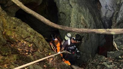 Bild: Uncredited/Metta Tham Rescue Kalasin/AP/dpa
Die Suche in der gefluteten Höhle war extrem schwierig.