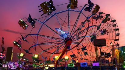 Bild: Stephan Huber
Hoch hinaus in den glutrot gefärbten Amberger Abendhimmel: Skilift und Riesenrad machen's möglich.