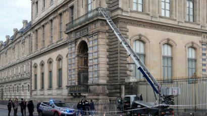 Bild: Dimitar Dilkoff/AFP/dpa
Erst lieferte der Louvre-Raub Stoff für ein Enthüllungsbuch, jetzt wird der Einbruch auch verfilmt.(Archivbild)