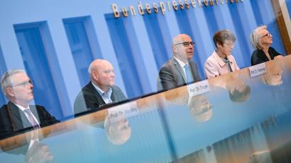 Bild: Britta Pedersen/dpa
Die „Wirtschaftsweisen“ warnen vor explodierenden Kosten, sollte es keine Reformen in der gesetzlichen Kranken- und Pflegeversicherung geben.