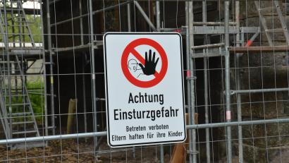 Bild: dob
Über viele Jahre hinweg blieb der Lokschuppen weitgehend sich selbst überlassen. Witterung, Alter und fehlende Instandhaltung führten dazu, dass sich der bauliche Zustand zunehmend verschlechterte. Inzwischen ist die Sicherung und Sanierung des historischen Bauwerks zu einer dringenden Aufgabe geworden.