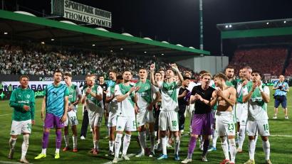 Bild: Daniel Karmann/dpa
Die Fürther Spieler feierten den Erfolg in der Relegation.