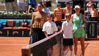 Bild: Aurelien Morissard/AP/dpa
Laura Siegemund (r) hat ein Problem mit dem Mode-Auftritt ihrer Gegnerin Osaka.