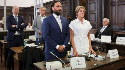 Bild: Christian Charisius/dpa-pool/dpa
Christina Block und ihr Anwalt Ingo Bott