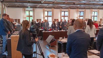 Bild: as
Die erste Sitzung des neu gewählten Kreistags war von der Vereidigung der neuen Amtsträger geprägt. Dann ging es um die Besetzung der Ausschüsse und Entsendung von Kreisräten in diverse Zweckverbände.