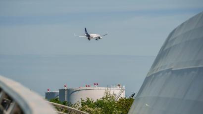 Bild: Andreas Arnold/dpa
Lufthansa verspricht Passagieren sicheres Kerosin.