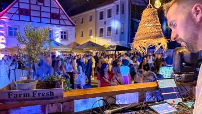 Archivbild: Petra Hartl
Christoph Schuster (rechts im Bild) richtet mit dem ESV nicht nur das Altstadtfest am Eichenforstplatz aus, nein, er wird auch selbst wieder auflegen.