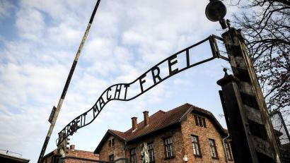 Bild: Britta Pedersen/dpa-Zentralbild/ZB
Der Schriftzug „Arbeit macht frei“ stand über den Toren mehrerer Konzentrations- und Vernichtungslager. (Symbolbild)