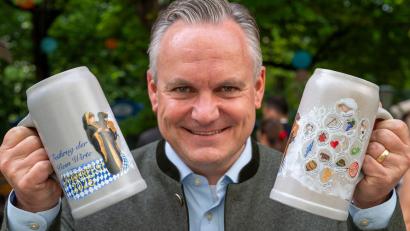 Bild: Peter Kneffel/dpa
Für Wiesn-Chef Christian Scharpf ist „Skandal im Sperrbezirk“ Münchner Musikgeschichte. (Archivfoto)
