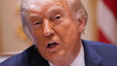 Bild: Jacquelyn Martin/AP/dpa
Trump spricht über den aktuellen Stand der Verhandlungen zum Iran-Krieg.