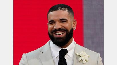 Bild: Chris Pizzello/Invision/AP/dpa
Drake überraschte seine Fans diesen Monat mit gleich drei neuen Alben. (Archivbild)