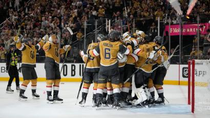 Bild: John Locher/AP/dpa
Die Vegas Golden Knights stehen in der NHL zum dritten Mal in den vergangenen neun Saisons in der Finalserie.