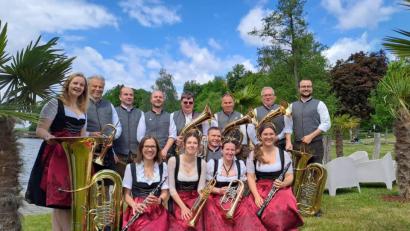 Bild: Robert Dotzauer
Ihren Beitrag zum Gelingen des vielversprechenden Musikabends leistet auch die Liedertafel. Der Männerchor geht auf eine musikalische Weltreise.