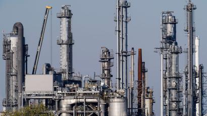Bild: Uwe Anspach/dpa
Der Chemie als drittgrößter deutschen Industriebranche nach dem Auto- und Maschinenbau setzen teure Energie, Wettbewerb mit Asien, die schwache Konjunktur und Überkapazitäten bei Basischemikalien zu. (Archivbild)