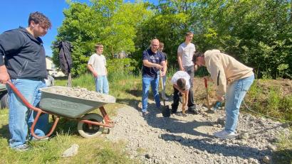 Bild: Bernhard Gohlke/Heinz-Sielmann-Stiftung 
Die 8. Klassen der Wirtschaftsschule Schwandorf legen im "Garten des Herrn" bei der Schwarzenfelder Pfarrkirche ein Biotop an. Es entsteht der Lebensraum Tümpel.