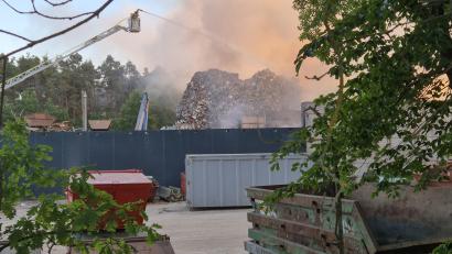 Bild: Hösamer
Auf dem Gelände eines Entsorgungsbetriebs in Schwandorf ist ein Feuer ausgebrochen.