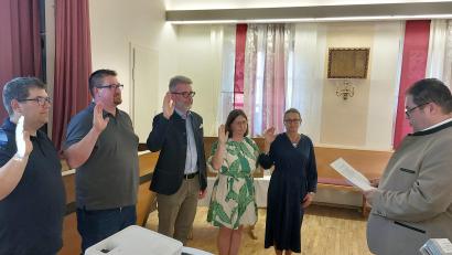 Bild: mfh
Die Vereidigung der neuen Gemeinderatsmitglieder nahm Bürgermeister Christian Beyer (rechts) vor: Michael Schöner (von links), Andreas Schaller, Udo Brückner, Stefanie Bär und Dr. Martina Weidner.