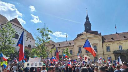 Bild: bec
Demonstration vor dem neuen Rathaus gegen die Veranstaltung der Sudetendeutschen.