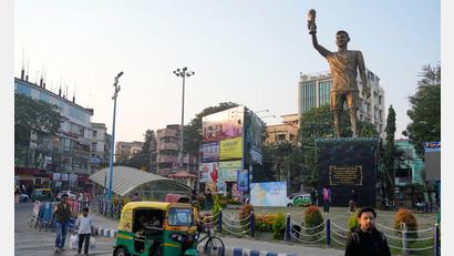 Bild: Bikas Das/AP/dpa
Die Statue von Lionel Messi in Kalkutta soll wieder abgebaut werden. (Archivbild)