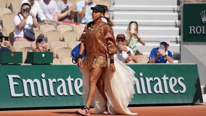 Bild: Thibault Camus/AP/dpa
Legte wieder einen filmreifen Auftritt beim Einlauf hin: Naomi Osaka.