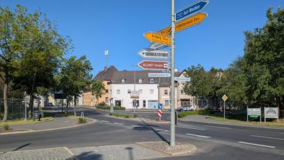 Bild: pz
Die neue Bundesstraße verläuft im Bereich der Kreuzung der Münchenreuther Straße und am früheren Bahnübergang (Bild) in der Mitterteicher-/Prinz-Ludwig-Straße in Troglagen. Die werden aber nicht vor 2028 errichtet. Im Hintergrund das Postgebäude, in dem das Bauamt Amberg-Sulzbach eine Außenstelle eingerichtet hat. Das weiße Gebäude (Mitte) nebenan wird im Herbst abgebrochen.