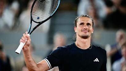 Bild: Julien De Rosa/AFP/dpa
Jubelt über den Drittrunden-Einzug bei den French Open: Alexander Zverev.