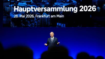 Bild: Florian Wiegand/dpa
Aufsichtsratschef Alexander Wynaendts begrüßt Aktionärinnen und Aktionäre zur ersten Präsenz-Hauptversammlung der Deutschen Bank seit 2019.